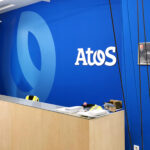 Брандирана рецепция на офиса на Atos с обемно лого на стената